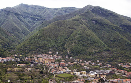 La nostra produzione si effettua solo nei mesi tradizionali, da ottobre a marzo. La trasformazione artigianale è molto lenta perché le lavorazioni sono tutte manuali e ogni fase del processo produttivo viene seguita passo passo per garantire l’alta qualità e un gusto inimitabile. Tutti i prodotti sono sottoposti a una lunga stagionatura in un apposito [&hellip;]